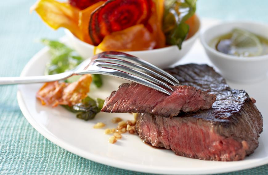 Steaks au gingembre, chips de betterave Steaks au gingembre, chips de betterave