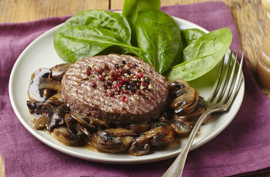 Steak haché de boeuf aux trois poivres et aux champignons