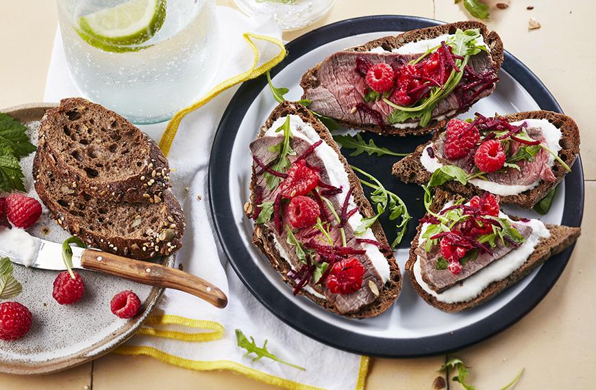 Tartine de bœuf, betterave râpée, framboises, crème au raifort, pain nordique
