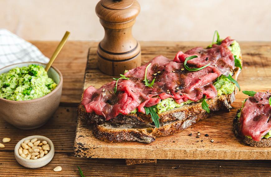 Tartine de carpaccio de bœuf, pesto de brocolis