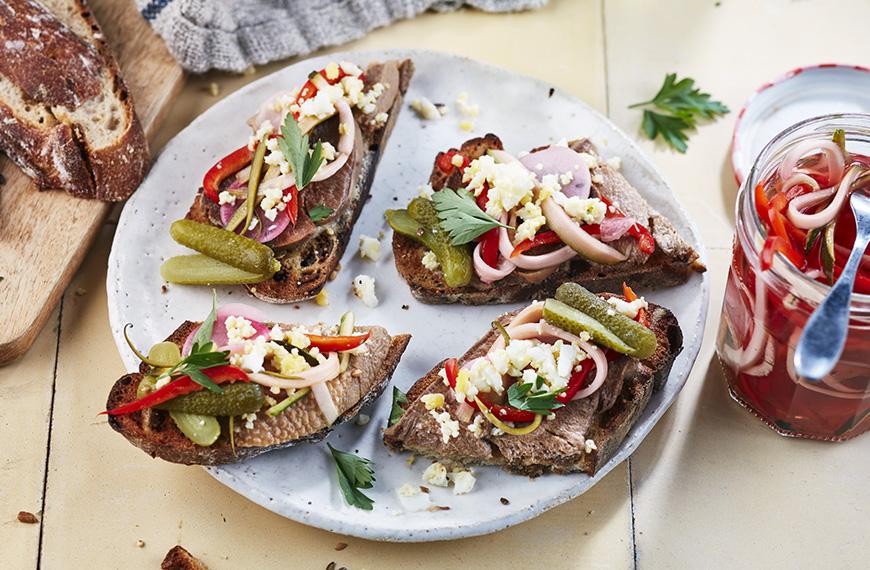 Tartine de langue de bœuf, vinaigrette à la moutarde, pickles de légumes, œuf façon mimosa, pain rustique