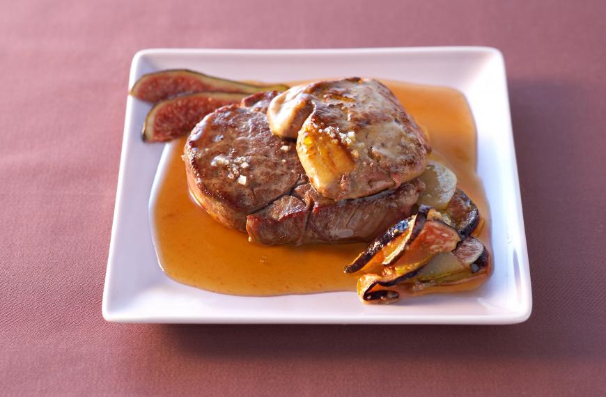 Tournedos et foie gras poêlés nuance automnale, sauce coings et crème balsamique Tournedos et foie gras poêlés nuance automnale