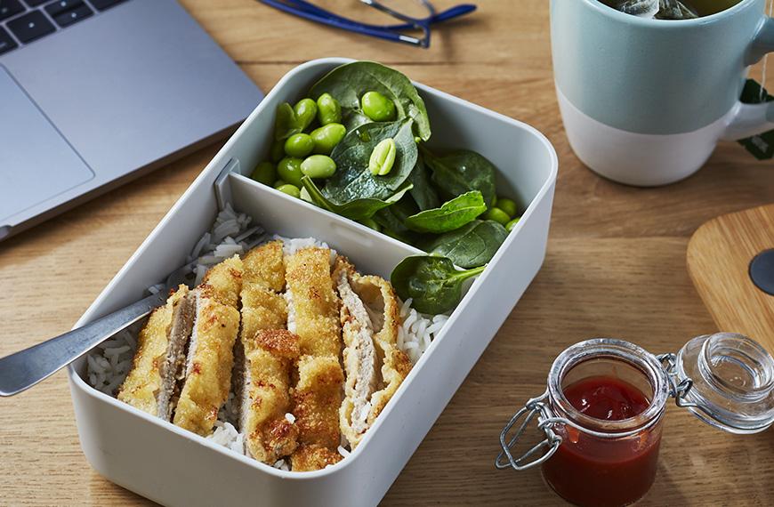 Veau pané croustillant, dip à la sauce tonkatsu, riz, edamame Veau pané croustillant, dip à la sauce tonkatsu, riz, edamame