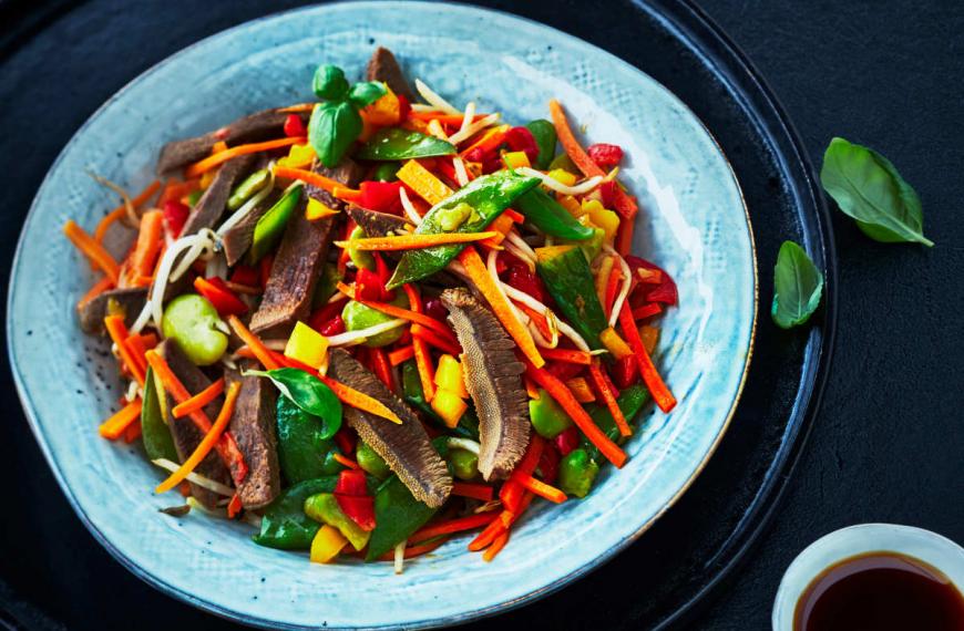 Wok de langue de bœuf aux légumes croquants