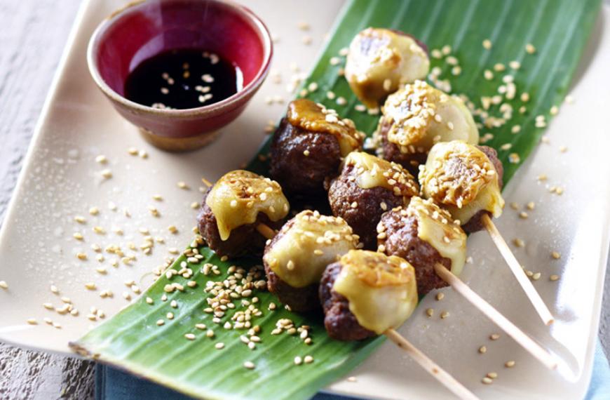 Yakitoris de boulettes de bœuf au fromage Yakitoris de boulettes de bœuf au fromage