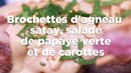 Brochettes d'agneau satay, salade de papaye verte et de carottes